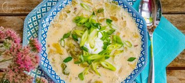 Salatsuppe in weiß-blauem Teller mit türkisfarbener Serviette
