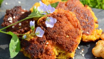 Falaffelfladen mit blauen Blüten