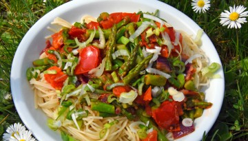 Spaghettini mit grünen Spargelspitzen & Tomaten