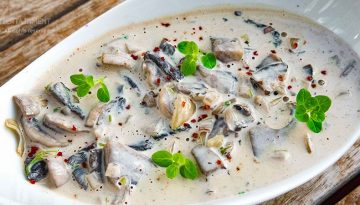 Champignonrahmsauce bestehend aus Champignons, Mandelsahne oder Sojasahne in einer weissen Schüssel