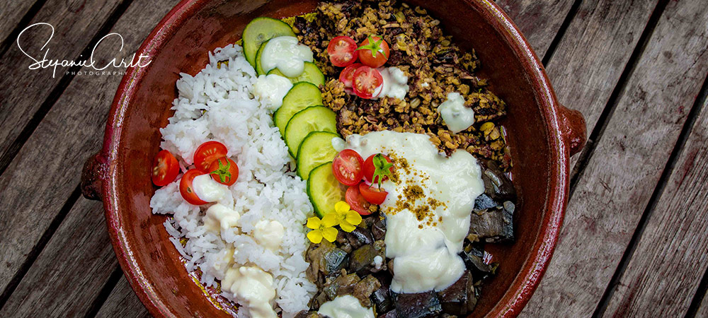 Reis, Hack und Auberginen in einer braunen Schüssel mit Reis